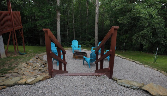 Quiet relaxing Cabin in Wellington backed up to Daniel Boone National Forest.