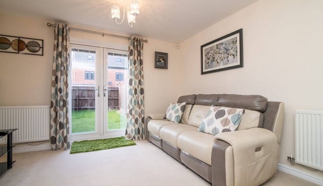 Quiet Two Bedroom House Driveway Parking & Garden in Wolverhampton