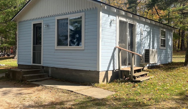 Rainbow's End Resort - Lakefront Cottages – Newly Remodeled with Private Beach