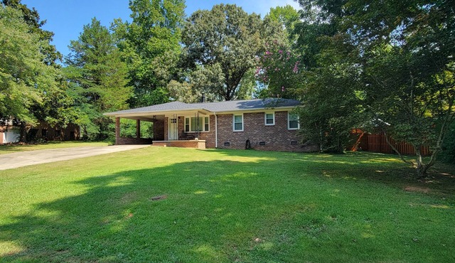 Relaxed, pet-friendly home walkable to Clemson campus, stadiums or downtown. in Clemson