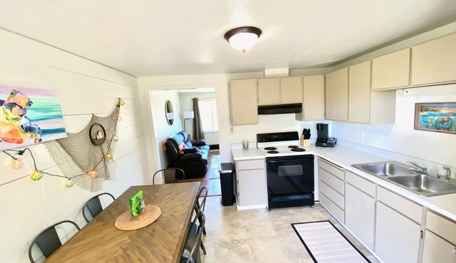 Relaxing 2 Bdrm Coastal Cottage near Joe's Valley