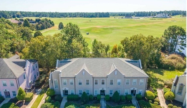 Relaxing 3-Bedroom Condo Overlooking Golf Course