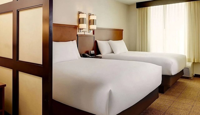 Relaxing Getaway! Swimming Pool, FREE Parking, Near LBJ Presidential Library!