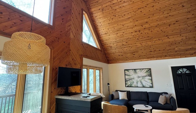 Relaxing Lakefront Gem: Cozy Cabin, Hot Tub & Private Natural Shoreline