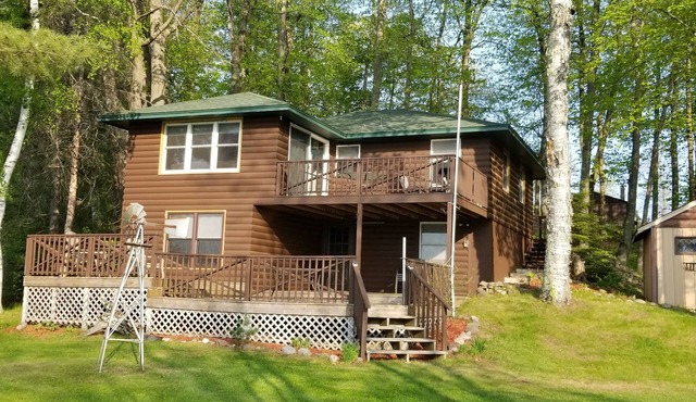 Relaxing lakeside cabin, 3BR, 2.5 Bath, dock, fire pit, boats, dog friendly