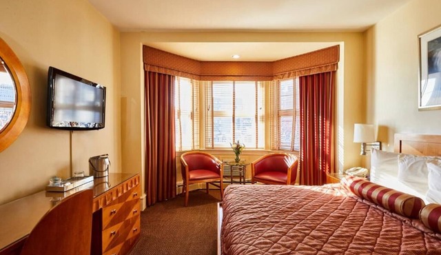 Relaxing Room in Historic Philly Close to to Downtown | Free Breakfast