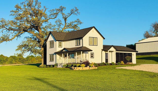 Remodeled 3-bed-3-bath Farmhouse near the John Deere Classic in the Quad Cities!