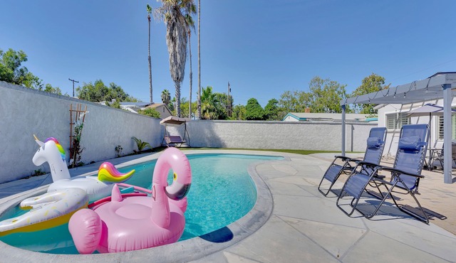 REMODELED Double Flamingo Pool/Hot Tub/BBQ/Game Room!