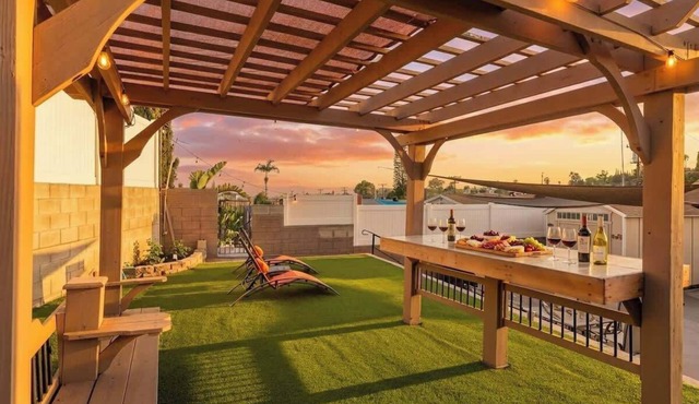 Renovated, Lg Backyard w Outdoor DIning
