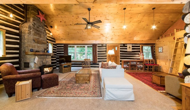 Renovated & rustic cozy cabin with large yard, close to Ohiopyle