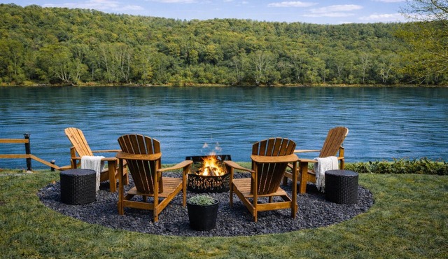 River Cottage w 2 Story covered deck w/2 firepits, Coffee bar & outdoor TV area