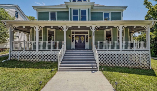River Retreat Suite In Town!- Inside The Grand Castalian Inn B&B in Berkeley Springs
