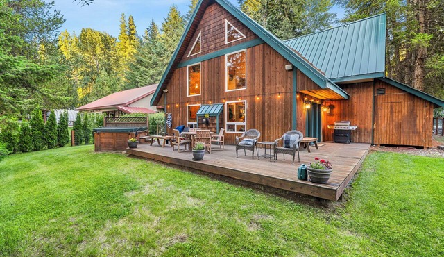 River views, Sleeps 6, with hot tub & fireplace & game room.