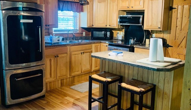 RIVERFRONT 2 STORY, 4 BR, 2 Bath, Washer/Dryer, HOT TUB, Pet Friendly in Elkins