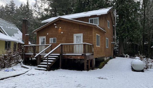 Riverfront Cabin Retreat, base camp for skiing and hiking, or a quiet getaway. in Enumclaw