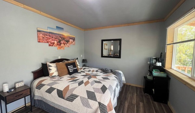 Riverfront cabin with a fitness center and a hot tub in Sevier