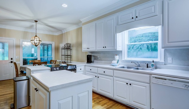 Riverfront hideaway with grill, game room, home theater, screened porch, & deck in Tiger