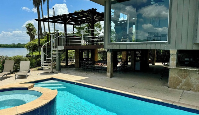 Riverfront Home in Houston with private pool and hot tub