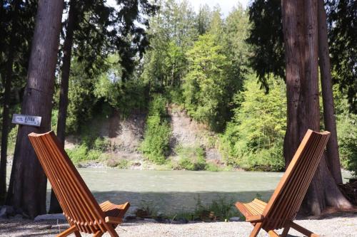 Riverfront w Cedar Hottub, Sauna, Movie Theatre