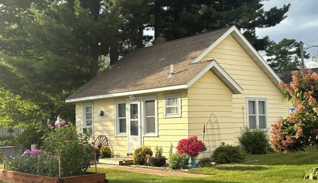 Romantic cottage+Boating with dock, + ATV trails + Fishing+ .5 mile to downtown!