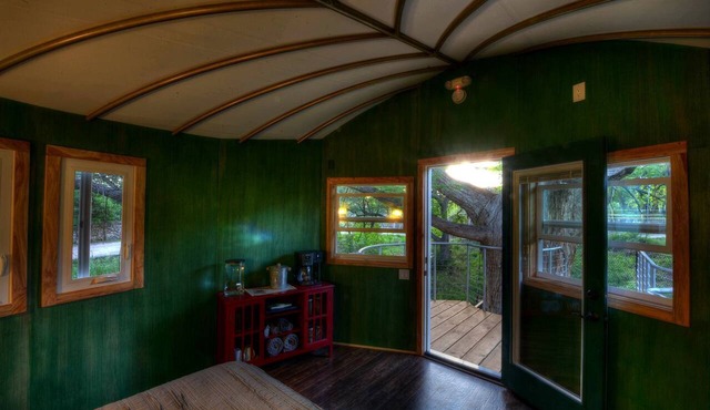 Romantic Getaways in Fully-Equipped Tree House Rental in Spicewood, Texas