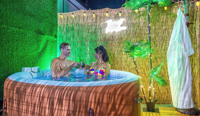 Romantic Heaven, Hot Tub, BBQ, 5 Min to Hard Rock Stadium, 15 Min to Beach