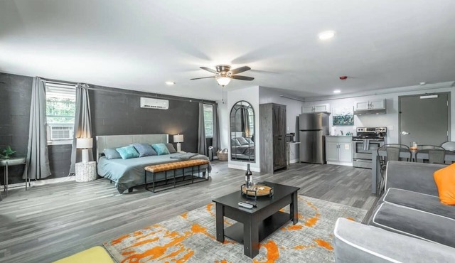 Romantic Studio Retreat - King Bed, Fireplace, Close to Chattanooga in Rock Spring