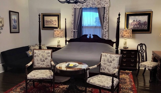 Room 3 Belmont Inn 1852 Historic Evans House King in room private Bath 2nd Floor