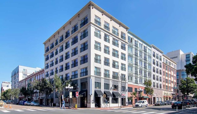Roomy Gaslamp Condo with Pool
