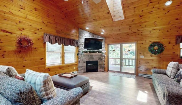 Rustic 3BR Cabin - HOT TUB - McHenry