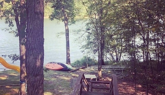 Rustic Bunkhouse on Lake Ossawinnamakee with lots of amenities!