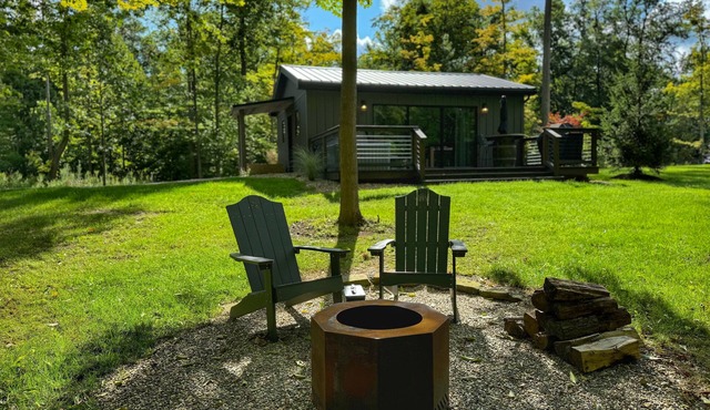 Rustic-Chic Woodside Cabin w/Hot Tub & Private Deck on 450-Acre Ohio Retreat