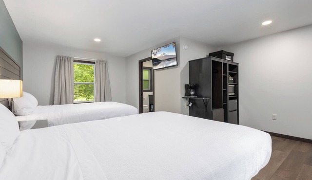 Rustic Lodge | Riverside | WiFi | Pets OK!
