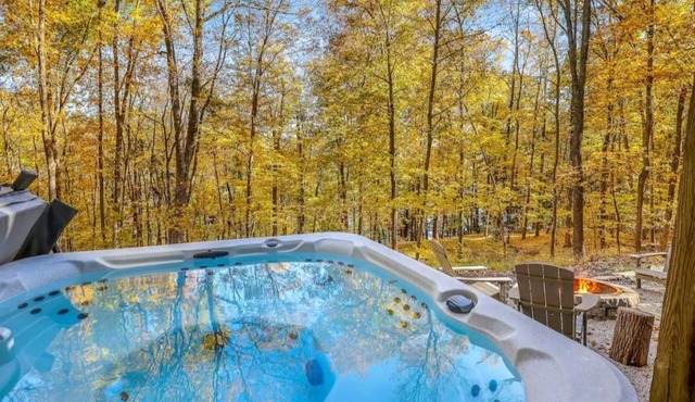 Rustic Private Cabin Outdoor Hot tub w/Lake View