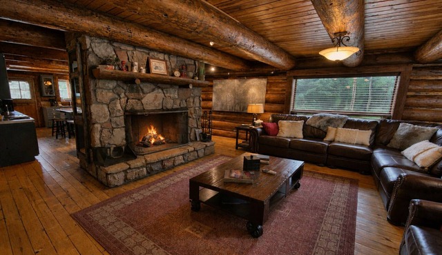 Rustic & Spacious Log Cabin w/Private Hot Tub, Amazing Views, 4 Miles to Ski in Durango