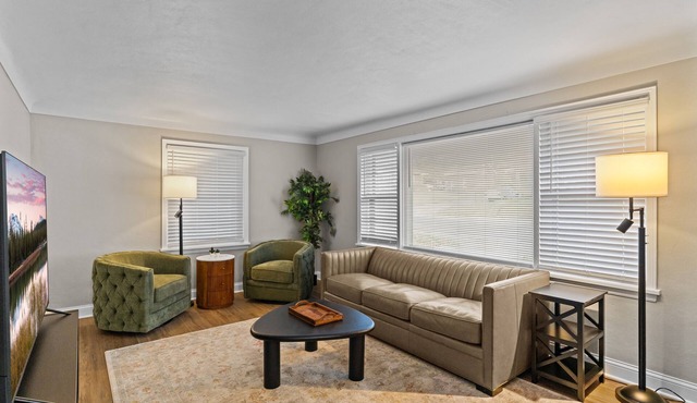 Saint Louis Fully Furnished 3BR 2 bath Mid-Term Rental, Sleeps 8, Near Airport
