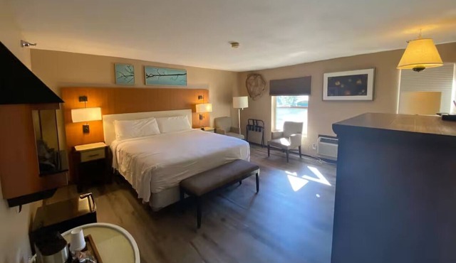 Scenic Escape w/Entertainment, Pet Access, Free Parking & Seasonal Fun