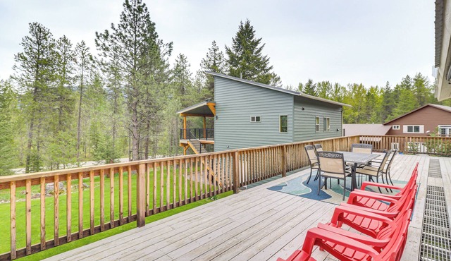 Scenic Forest Lodge Outside Glacier National Park!