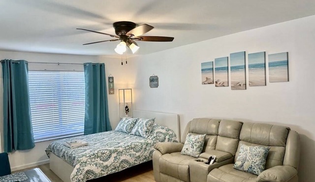 Seashell 8- Luxury Studio close to the beach! in Boynton Beach