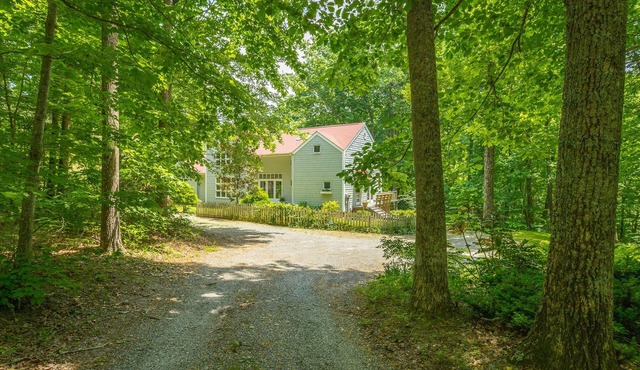 Secluded 18 Acre Farmhouse 5 miles to Rock City