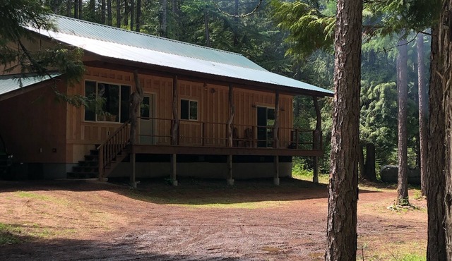 Secluded 2bdrm home on low bank river.