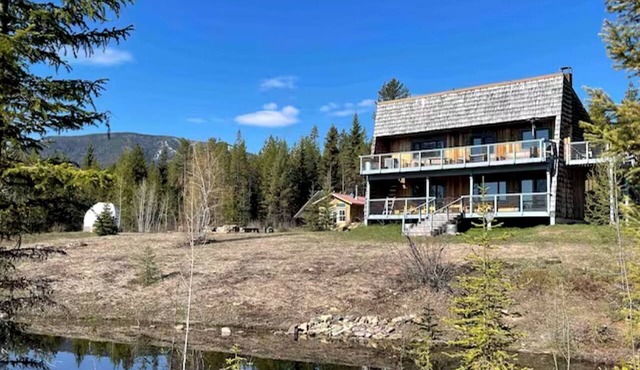 Secluded Cabin in Polebridge, Montana, with Fantastic Views of Glacier National Park - Dream Glamping Experience