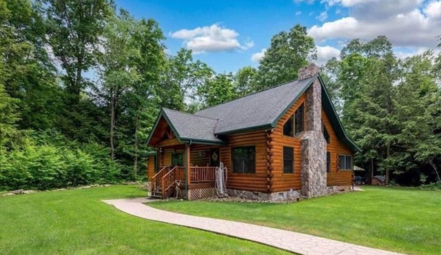 Secluded, Cozy Log Cabin with 16 Acres and Hot Tub - Perfect for family retreat
