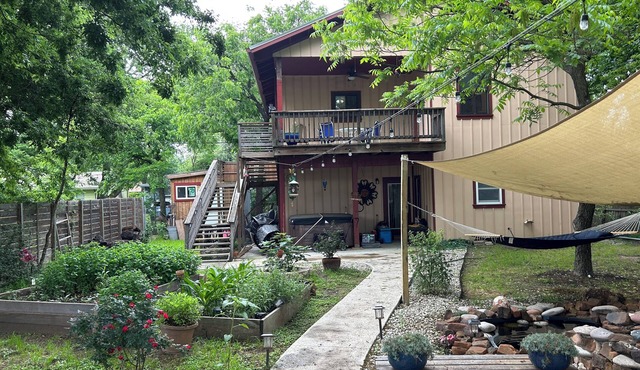 Secluded treehouse studio in vibrant Austin 5 miles to downtown or 3 miles to UT