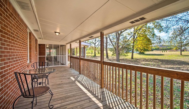 Serene 4-bedroom house beside a lake with AC in charming Cave Spring