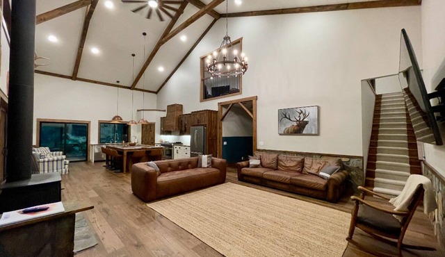 Serene and spacious home in the woods, w/hot tub. Minutes from bike trails.