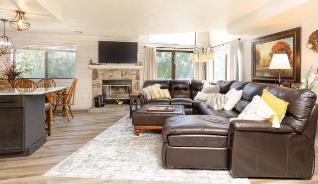 Seven Springs Meadowridge 3 Bedroom Premier Condo - Sleeps 10, Pet Friendly!