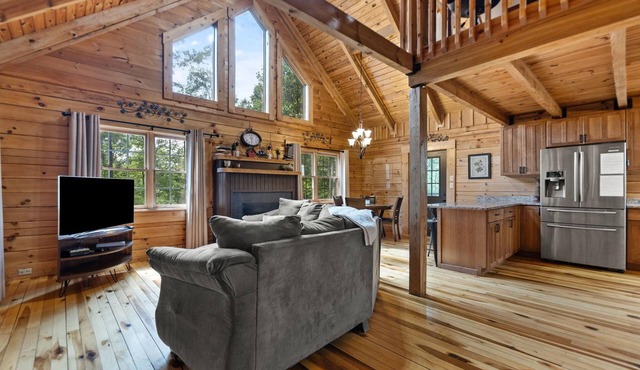 Sits on 8 private Acres, hiking trails at this secluded chalet! Wi-Fi, Hot Tub