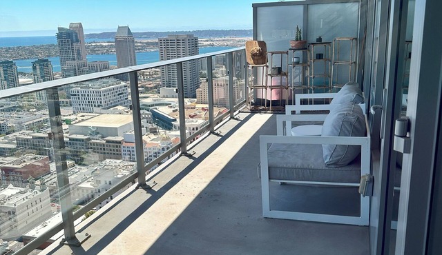 Sky-High Luxury Gaslamp Dream jaw drop Views, minutes from Petco Park, Gaslamp
