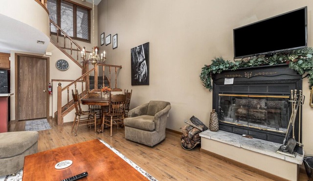 Sleep 4 in cozy 2-bedroom, 2-bath townhouse